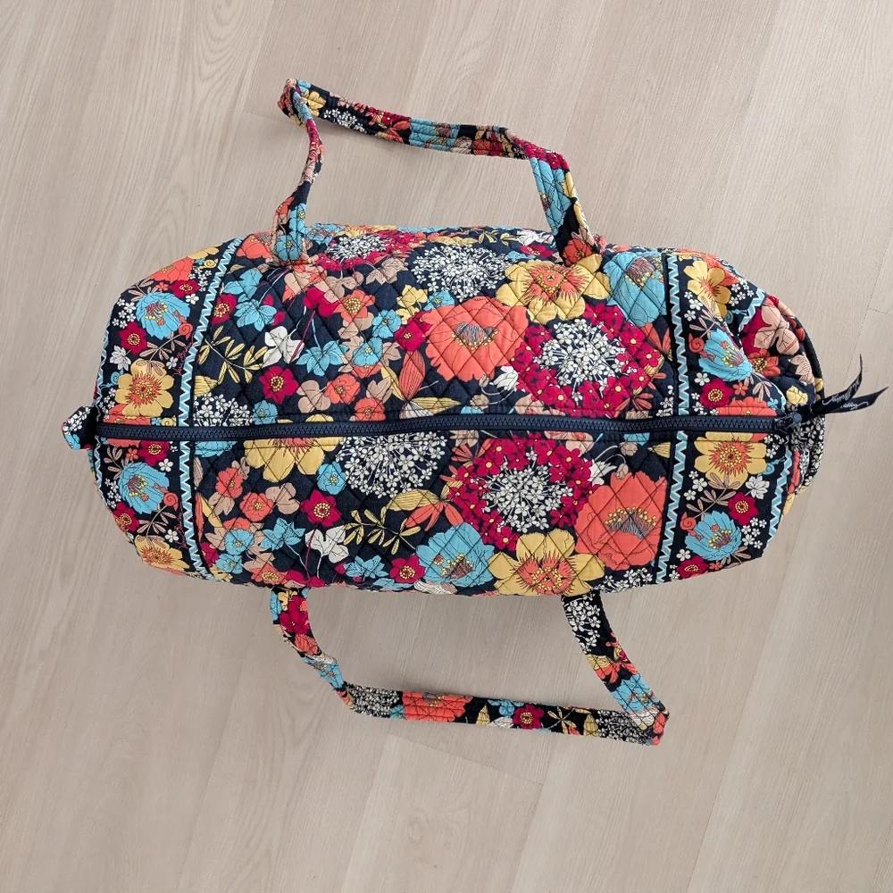 Vera Bradley Medium Duffle Excellent Happy Snails - Picture 6 of 13
